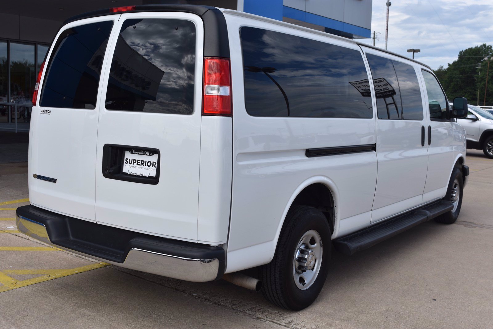 Pre-owned 2019 Chevrolet Express Passenger Lt Full-size Passenger Van 