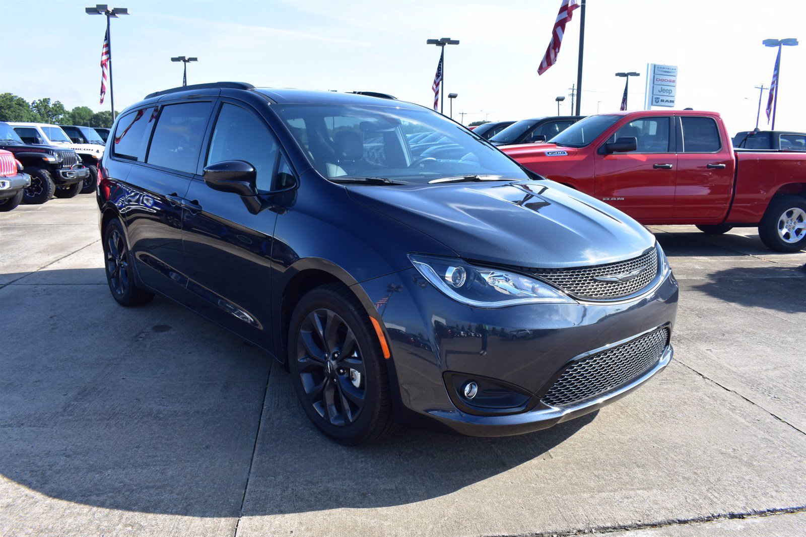 Chrysler pacifica touring l